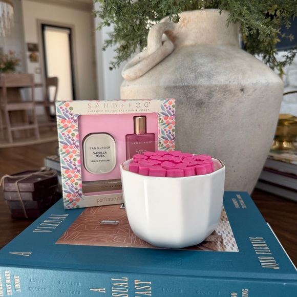 Sand + Fog Other - Vanilla Musk Gift Set / candle - Pink